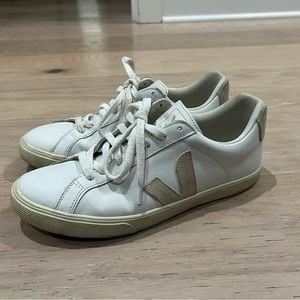 Off white Vejas with cream logo, size 8
